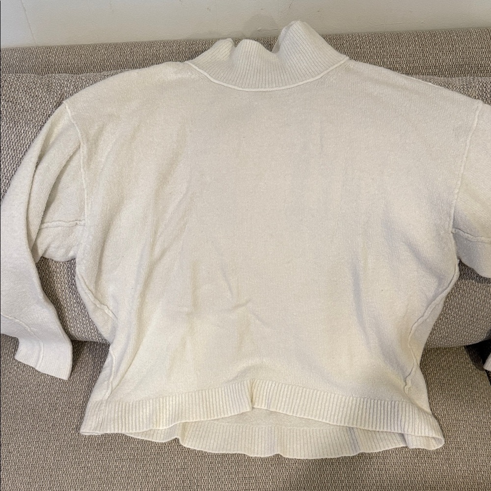 Free people oversized white sweater! Super soft. Size XS.